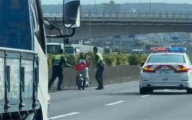 雲林縣麥韋姓女子12日騎機車誤闖國道後落跑（見圖），警方指出已於13日晚間將其帶回局內偵詢。（彰化踢爆網提供／吳敏菁彰化傳真）