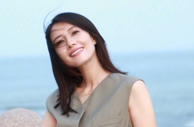 野生高圓圓在海邊自拍。（圖／取材自高圓圓微博）