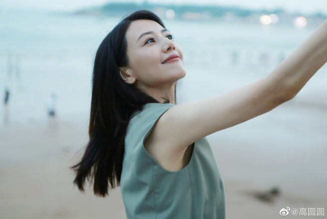 野生高圓圓在海邊自拍。（圖／取材自高圓圓微博）