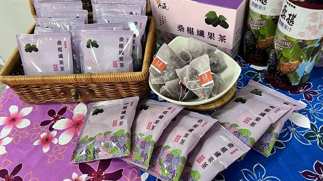 下营区农会今年以桑椹果乾为原料，研发冲泡饮品「桑椹纤果茶」。（张毓翎摄）