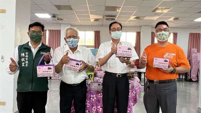 下营区农会今年以桑椹果乾为原料，研发冲泡饮品「桑椹纤果茶」。（张毓翎摄）