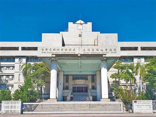 高雄市殡葬管理处墓政课谢姓技术员遭查出两度被营造商招待喝花酒，让业者还没完工的工程先报竣工，今(13日)高雄地检署依违背职务收受贿赂罪、偽造公文书罪，将谢男起诉。（本报资料照片／杨舒婷高雄传真）