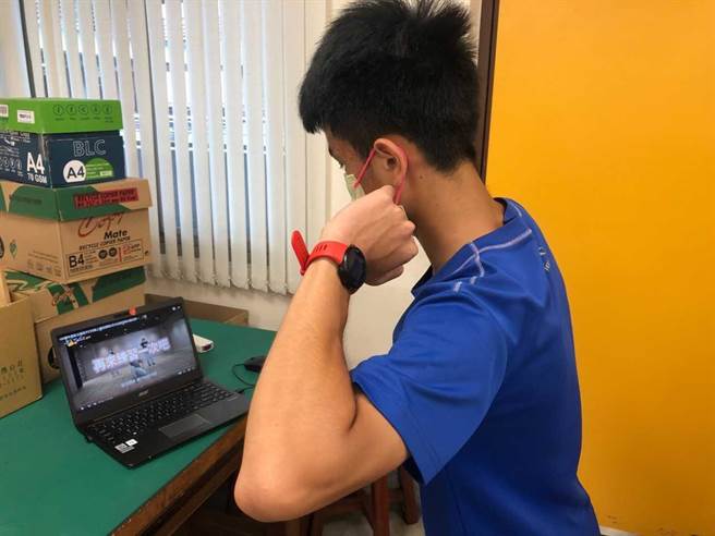 新北市教育局推出免费课程「线上暑辅学力PLUS」影片新系列，新增「跟艺术家学美感」、「口说英语」等课程，让学生从生活经验取材，学习艺术创作、英语会话。（新北市教育局提供）