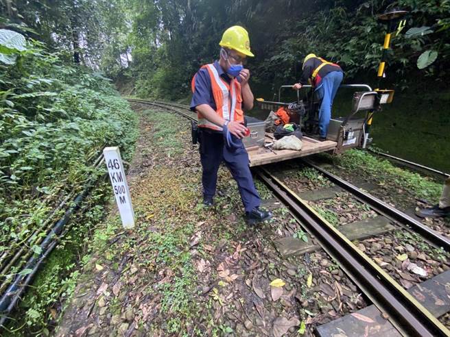 昨12日两辆台车在46K＋500奋起湖段相遇，修枝厂商见状紧急煞车，造成车上1名女员工反应不及跌落受伤。（林铁及文资处提供∕吕妍庭嘉义传真）