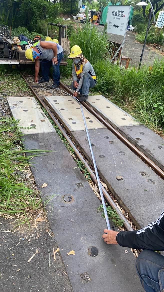 传员工跌落台车受伤后，现场人员立刻进行事故现场丈量和纪录。（林铁及文资处提供∕吕妍庭嘉义传真）