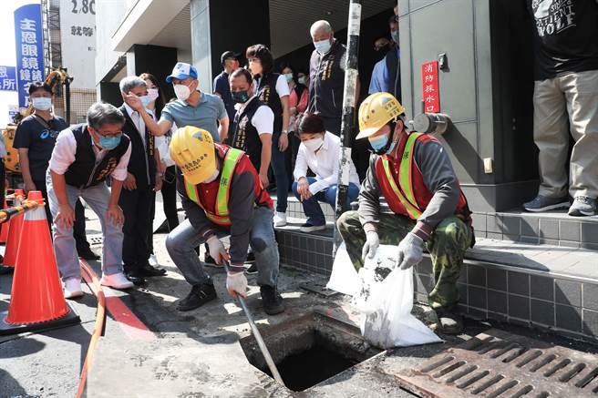 台中市长卢秀燕（右二）今天到龙井区东海商圈附近视察水沟清淤工作，更表达对清洁队员的感谢。（台中市政府提供／张亦惠台中传真）
