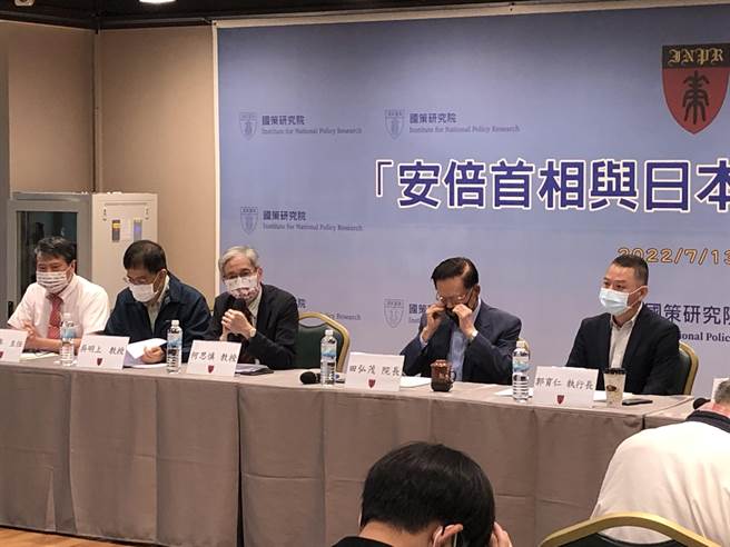 國策研究院13日緊急舉辦「安倍首相與日本政局」座談會，評論日本政局的未來走向。（朱紹聖攝）