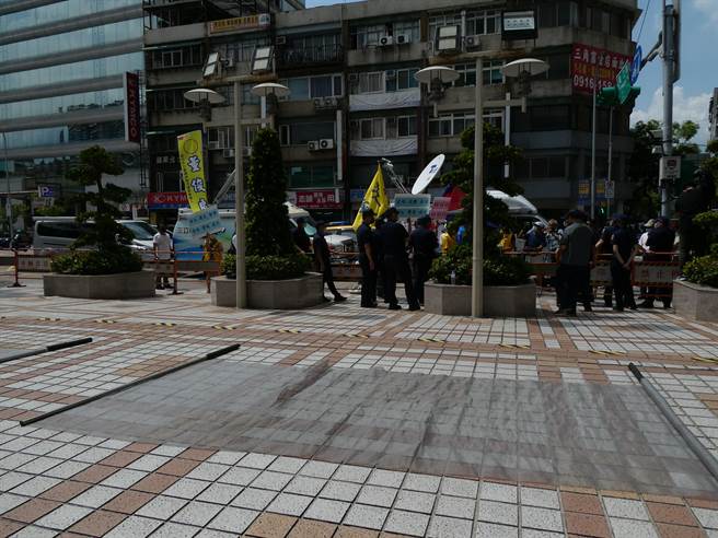 为抗议国民党主席朱立伦附和蔡政府为日本前首相安倍晋三辞世下半旗做法，新党与深蓝团体约20余人今天到国民党中央党部抗议。（周志豪摄）