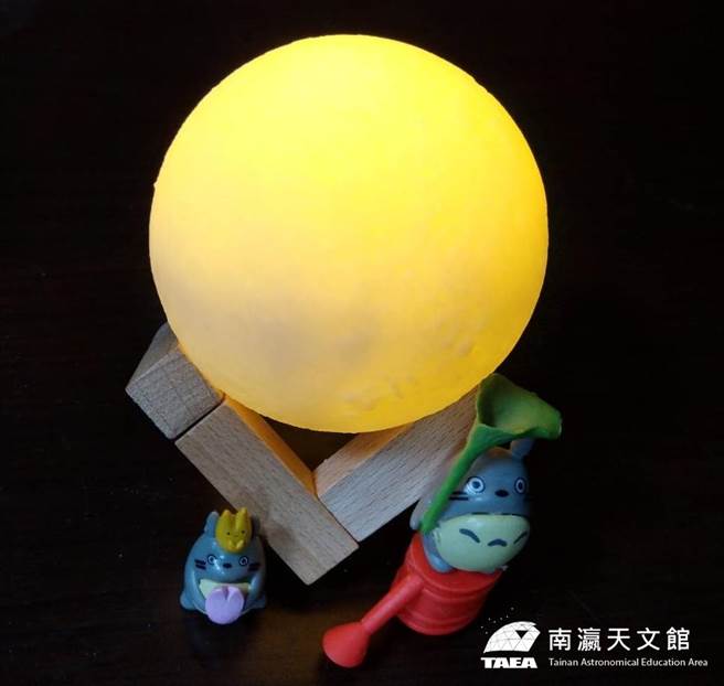 直播活动最后也将安排有奖问答，赠送「月亮灯」、限量「月球T-shirt」等好礼。（台南市教育局提供／曹婷婷台南传真）