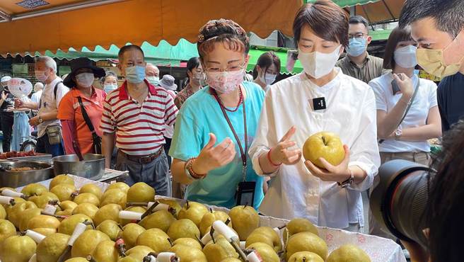 北市副市长黄珊珊勤跑市场视察。（北市府提供／资料照）
