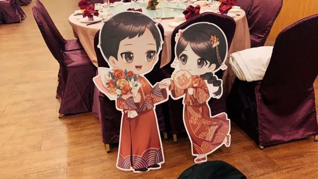 婚禮上的卡通人偶，是當年一位陸生同學的設計公司做的。（作者提供）