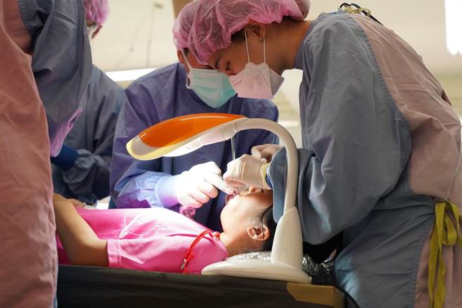 大多數小朋友原本會感到緊張的醫療健檢，在專業牙醫師幫小朋友塗氟、窩溝封填下，小朋友感覺很新鮮，達到培養小朋友每半年找牙醫師檢查的習慣。（縣議員蔡岳儒提供）