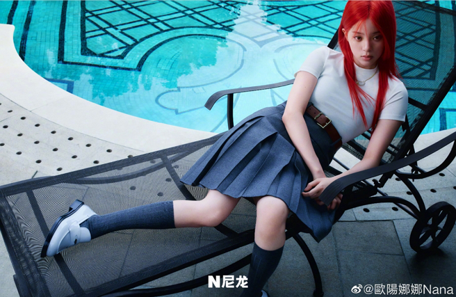 歐陽娜娜整頭大紅髮，酷辣模樣粉絲差點認不出來。(圖/ 摘自歐陽娜娜微博)