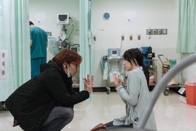 台灣恐怖電影「咒」上架Netflix後，在世界各地引發迴響，由於咒語和佛母手勢沒有語言隔閡，也在外國網路社群中流行。（圖/ 中央社）