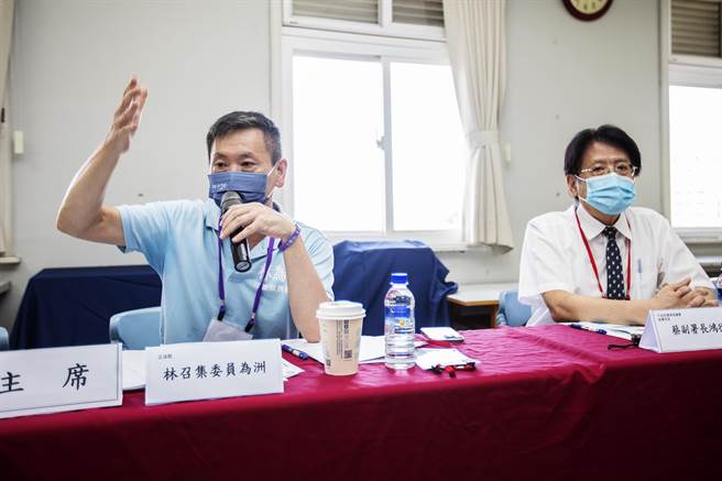 环保署副署长蔡德鸿（右）描述豆子埔溪改善后的美景，但没经费，立委林为洲（左）说「前面讲的很好，后面很不好」。（罗浚滨摄）