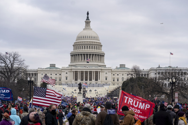 美國總統川普支持者去年1月6日遊行至國會前指控選舉舞弊，部分人士闖入國會。(圖／新華社)
