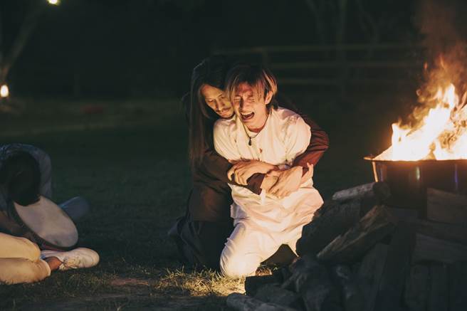 姚淳耀紧拥炎亚纶。（络思本娱乐制作公司提供）