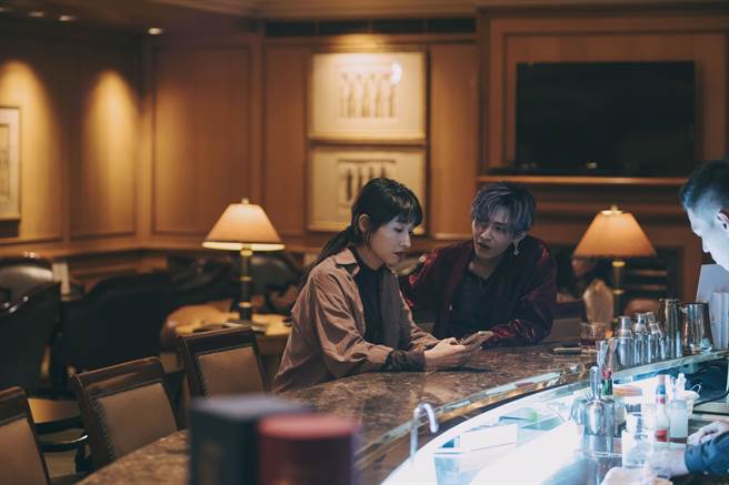 田中千绘（左）饰演炎亚纶的经纪人。（络思本娱乐制作公司提供）