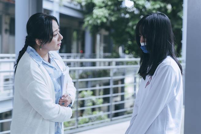 高慧君（左）辅导学生王渝屏。（络思本娱乐制作提供）