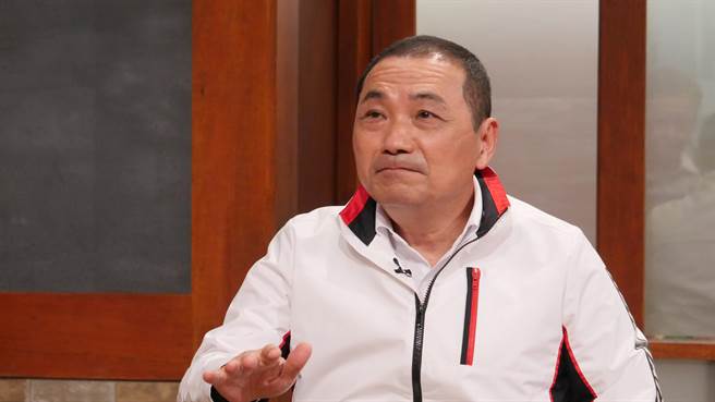 提及42年的警察职涯，侯友宜难得哽咽，展现内心柔软的一面。（MOMOTV提供）