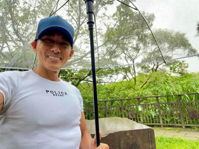 潘若迪在雨天仍不间断外出吸收山林能量。（艾迪升传播提供）