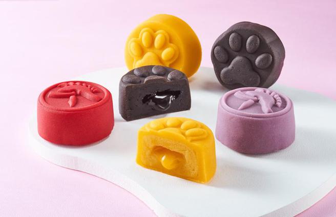 （凯撒饭店连锁抢秋礼商机，今年首次推出独一无二的萌虎「奶黄流芯」及「特浓巧克力流芯」月饼。图／凯撒饭店连锁提供）