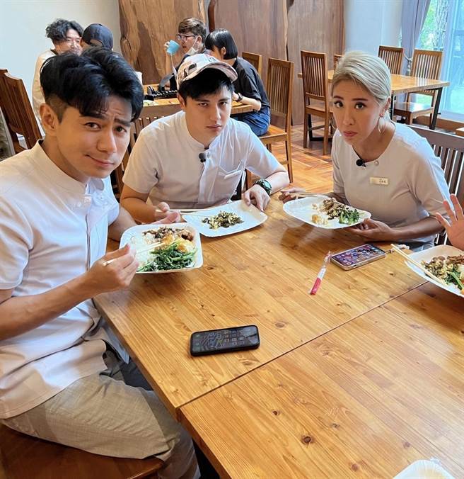 郭彦均（左起）、曾子余 、小祯第1次录影录到肚子饿。（TVBS提供） 