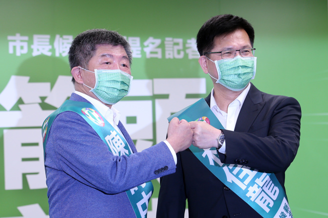 民进党中执会13日通过，徵召提名卫福部长陈时中（中）、前交通部长林佳龙（右）出马参选台北市、新北市长；两人在提名记者会上互相打气、加油。（黄世麒摄）