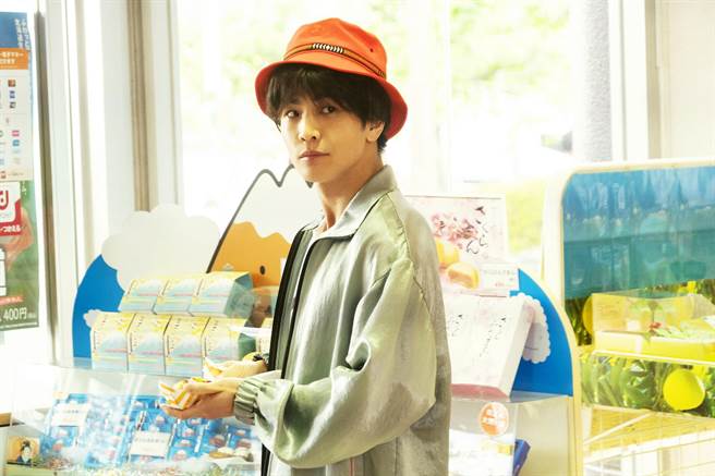 岩田剛典不計形象搞怪演出，化身新娘前男友，大膽衝進婚禮現場搶妻。（中影提供）