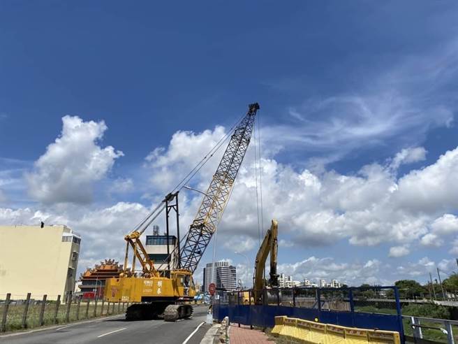 高雄市鳳山區明鳳十二街護岸修復施工。（高雄市水利局提供／林瑞益高雄傳真）