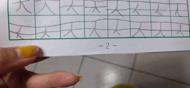 其他網友也分享女兒的練字作業，居然偷吃步地畫了大大兩槓，就為了省下寫每一個字時的兩個筆劃。（圖／取自爆廢公社）