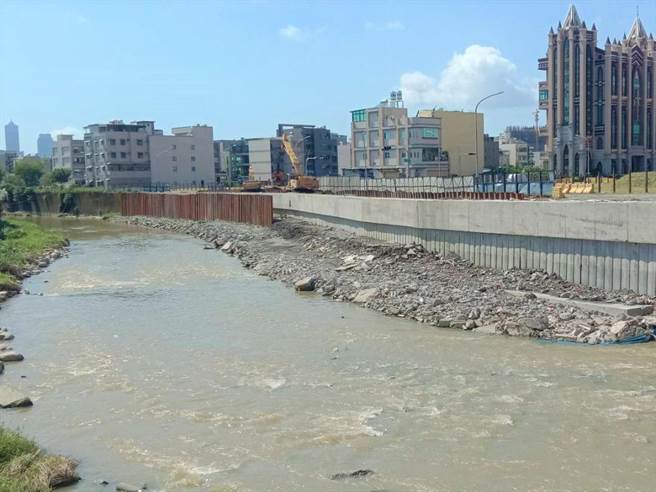 高雄市鳳山區明鳳十二街護岸堤後回填施工。（高雄市水利局提供／林瑞益高雄傳真）