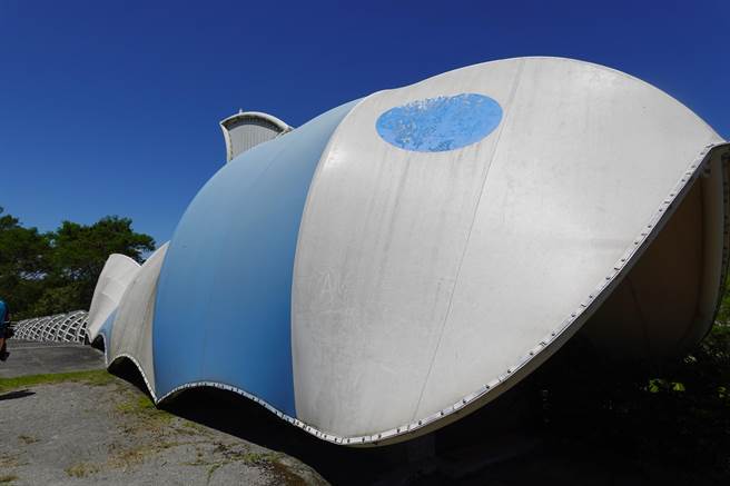 台东池上圳生态鱼道淤积多时，志工们13日联手清淤盼恢復生态。（蔡旻妤摄）