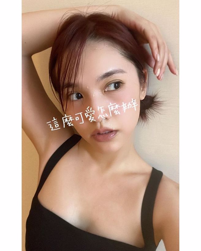 楊丞琳露深溝性感。(圖/楊丞琳 IG)