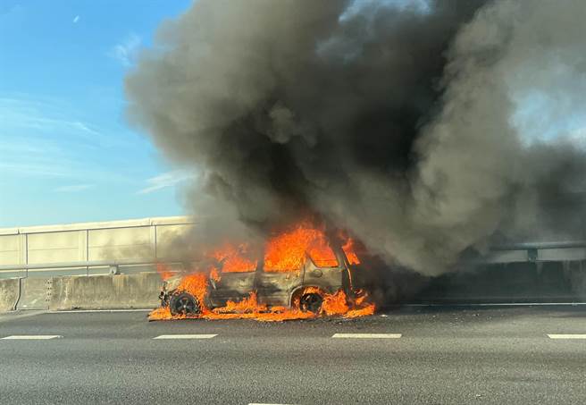 國道3號北上205K處快官路段，下午5時25分發生一起火燒車，烈焰狂燃，將轎車燒成一團廢鐵。（彰化踢爆網提供／吳敏菁彰化傳真）