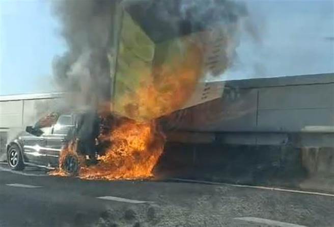 國道3號北上205K處快官路段，下午5時25分發生一起火燒車，烈焰狂燃，將轎車燒成一團廢鐵。（彰化踢爆網提供／吳敏菁彰化傳真）
