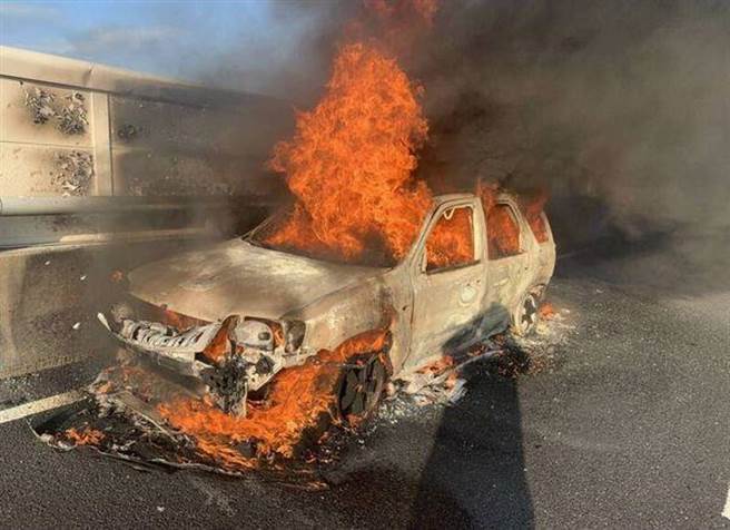 國道3號北上205K處快官路段，下午5時25分發生一起火燒車，烈焰狂燃，將轎車燒成一團廢鐵。（彰化踢爆網提供／吳敏菁彰化傳真）