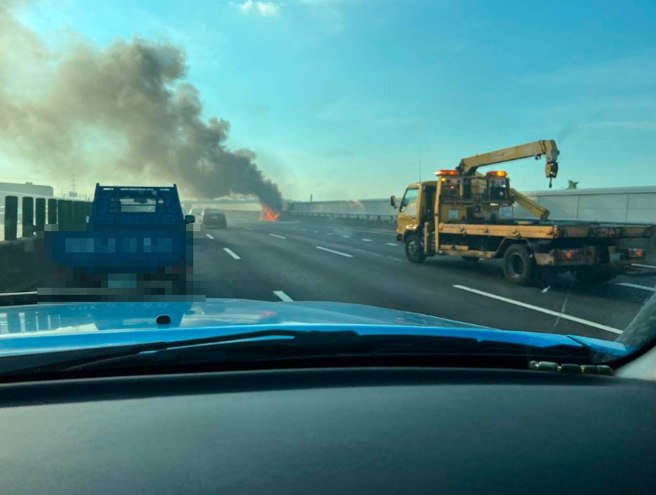 國道3號北上205K處快官路段，下午5時25分發生一起火燒車，烈焰狂燃，將轎車燒成一團廢鐵。（彰化踢爆網提供／吳敏菁彰化傳真）