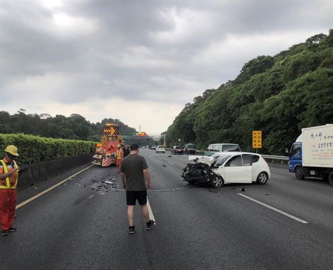 简姓驾驶未注意前方路况，衝撞高公局缓撞车。（警方提供）