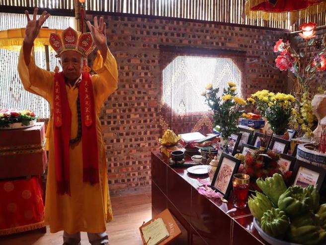 83岁的阮宝生自封「宝生法师」，在河内市经营宠物墓园提供宠物「殡葬一条龙」服务，迄今经手过上万只动物的「身后事」。
（图/ 中央社）