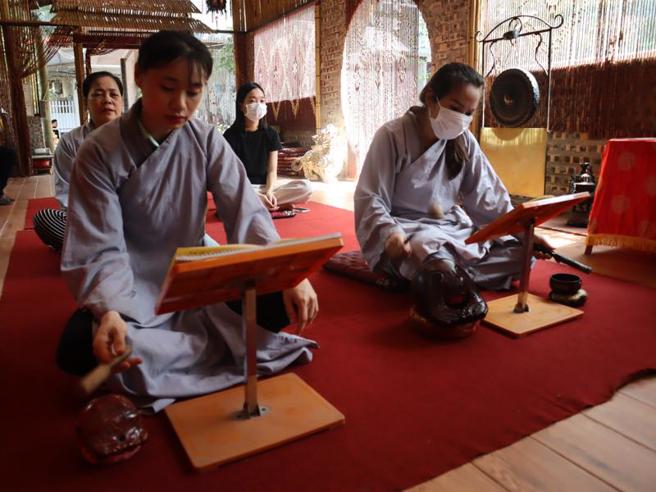 上班族陈秀英（后右）来到宠物墓园为两个月大的幼猫「阿奶」举办丧礼、超渡。她说，希望「阿奶」栖身宠物墓园能够获得平静并转世超生。
（图/ 中央社）