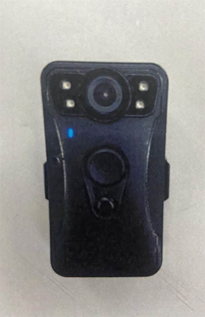 员警的密录器也遭女子毁损。(翻摄照片／林郁平台北传真）