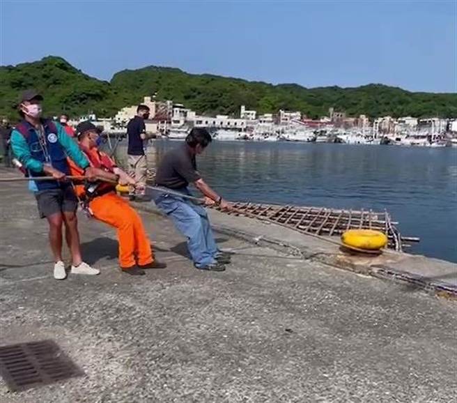 海洋保育署海洋志工今（13）日通報於基隆嶼及八斗子漁港外海發現3座流失蚵棚，眾人協力將蚵棚拉至岸邊。（海保署提供／林瑞益高雄傳真）