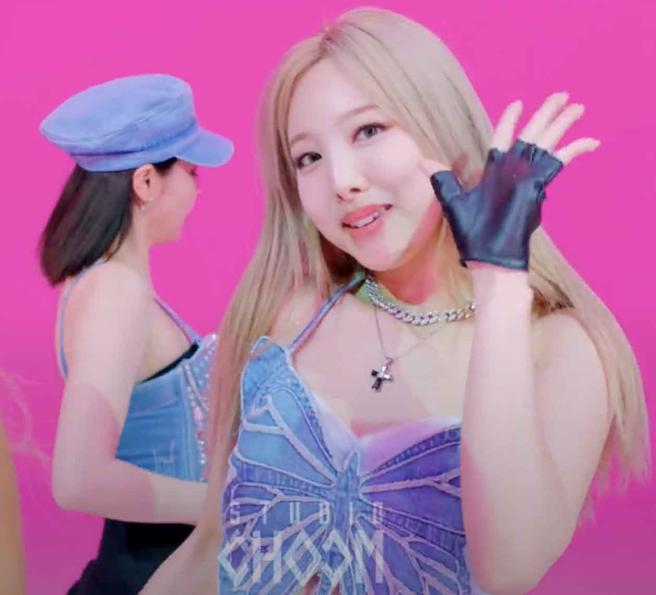 TWICE 娜琏近期推出solo歌曲《POP！》，将此一造型作为本次打歌服之一。（摘自STUDIO CHOOM YT频道）