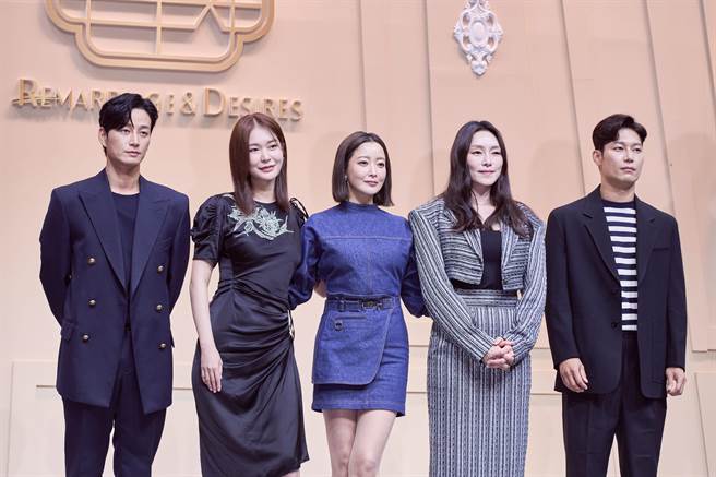 李玹旭（左起）、郑釉珍、金喜善、车芝燕、朴勋出席《再婚上流》记者会。（Netflix提供）
