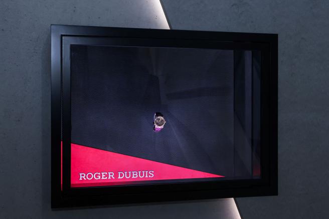 罗杰杜彼引进来台的「无重力展示柜」.，腕表如飘浮半空中。（Roger Dubuis提供）