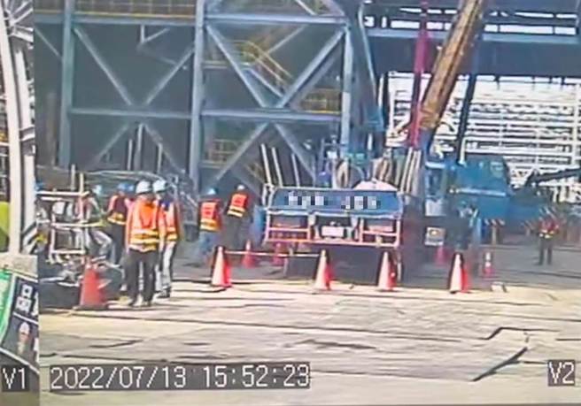 大潭电厂8号机组6月才发生工安意外，今日又有工人自施工鹰架上摔落。（翻摄画面／蔡明亘桃园传真）
