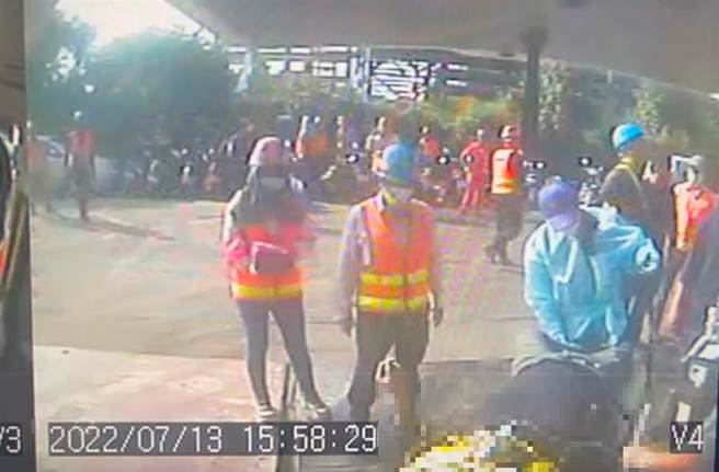 37岁范姓男工人摔落地面后意识不清，送医抢救仍不治伤亡。（翻摄画面／蔡明亘桃园传真）
