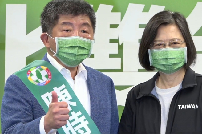 陈时中(左)获得民进党正式提名，被党主席蔡英文(右)授带参选台北市长。（图／取自陈时中脸书）