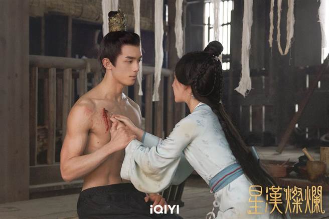 赵露思脸凑近吴磊裸身胸膛拔箭。（爱奇艺国际战提供）